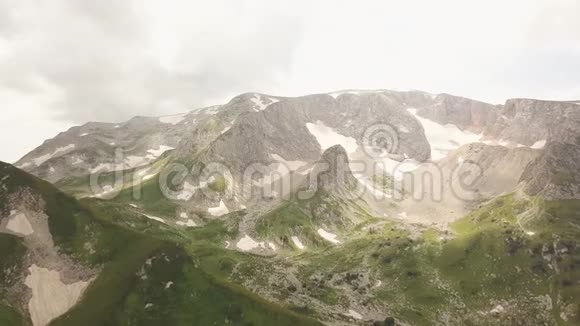 山和雪山空中景观从无人机高加索山脉高峰视频的预览图
