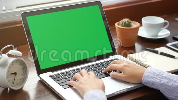 4K特写女性工作与笔记本电脑使用手指与键盘和触摸板或触控板滑动视频的预览图