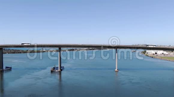 沿海城市桥下高空飞行视频的预览图