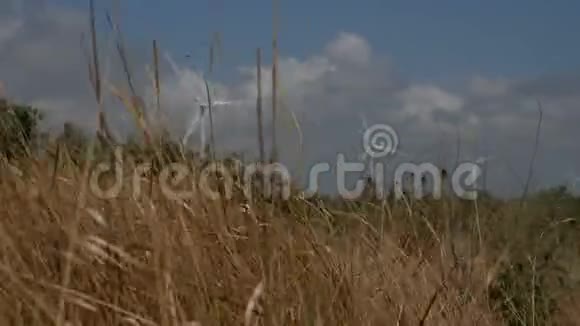 多云天空的离焦风力涡轮机背景视频的预览图