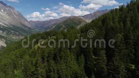 蒙白山附近阳光灿烂视频的预览图