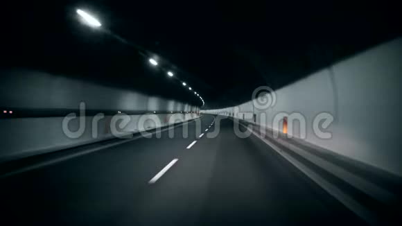 在隧道里开车快转弯视频的预览图