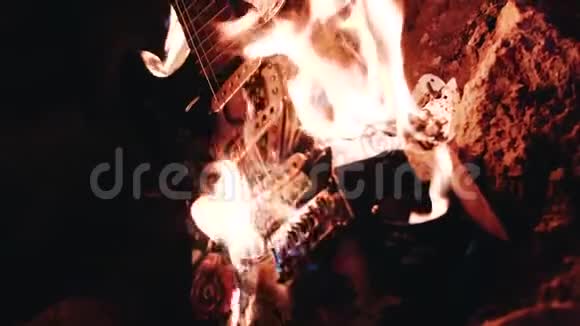 电吉他从火焰中融化燃烧的乐器有趣的镜头视频的预览图
