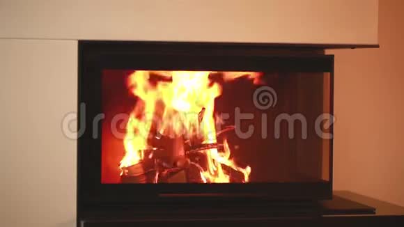 近距离观看火灾场所燃烧木材的美丽景色视频的预览图
