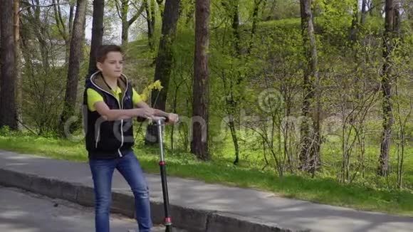 可爱的男孩和水仙骑着脚踏车在公园视频的预览图