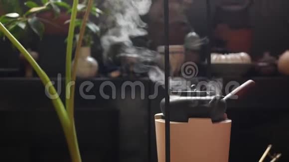 中国传统的金属茶壶放在粘土炉子上煮茶水特写镜头4公里视频的预览图