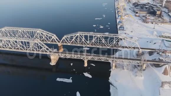 俄罗斯克拉斯诺亚尔斯克2019年1月20日冬季城市景观的空中景观视频的预览图