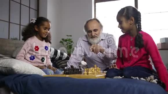 祖父在家教孙子下棋视频的预览图