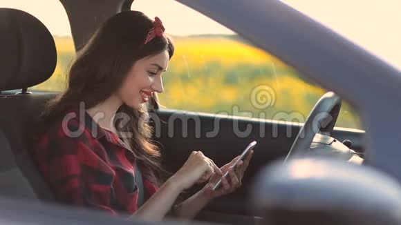 开车时使用智能手机的女人视频的预览图