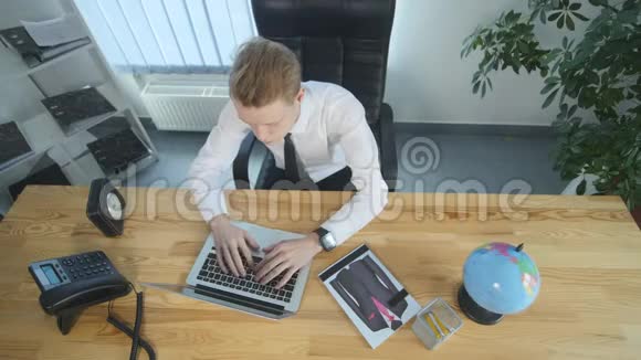 商人用笔记本电脑完成他的商业项目顶部视图视频的预览图