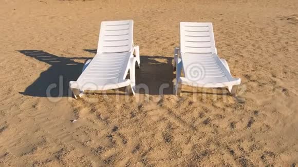 两个日光浴的沙滩特写视频的预览图