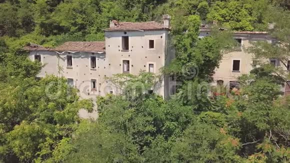 意大利莱诺卡斯特洛山顶废弃建筑的4k轨道飞行器视频的预览图