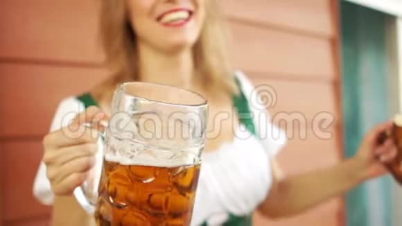 女服务员品尝啤酒微笑红唇酒精中毒视频的预览图