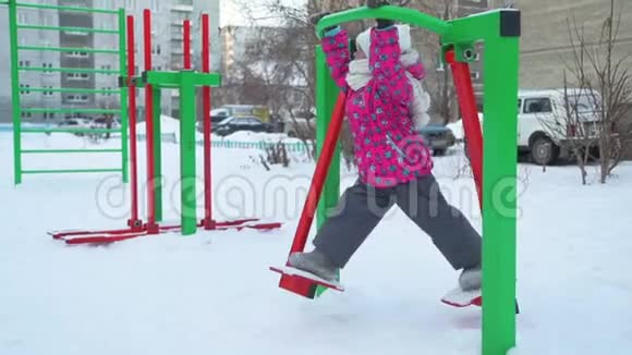 冬天女孩在游乐场玩耍视频的预览图
