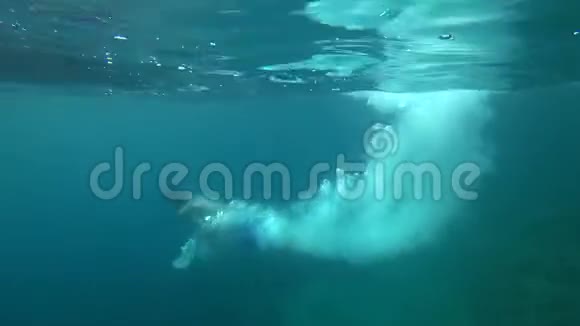 一个穿蓝色短裤的人跳进海里视频的预览图