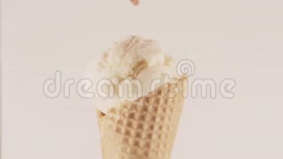 在冰淇淋筒上倒入浆果酱特写镜头视频的预览图