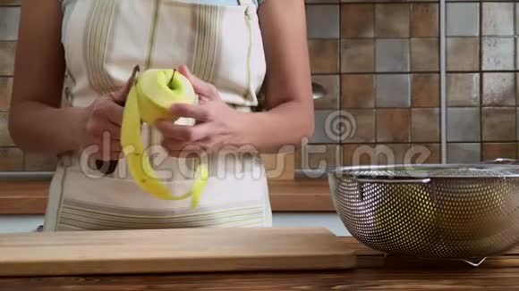 女人正在厨房上剥绿色的花慢动作视频视频的预览图