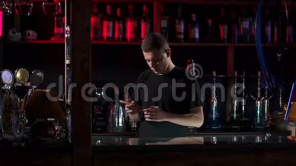 一个男人在一个碗里准备水果烟草在酒吧里准备一个钩子视频的预览图