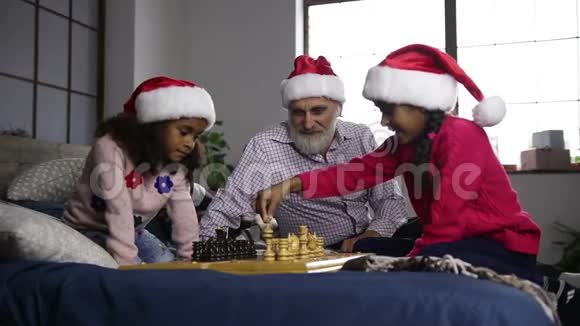 两个混血姐妹在圣诞节前夕下棋视频的预览图