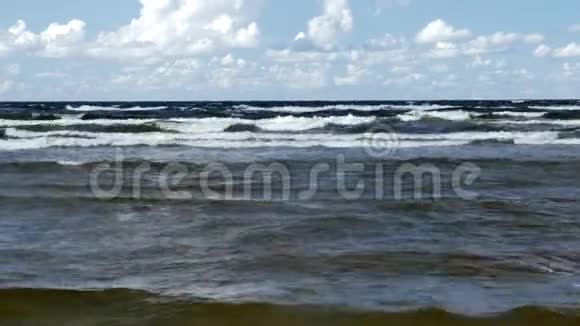 美丽的海景在波罗的海的海滩上飘扬视频的预览图