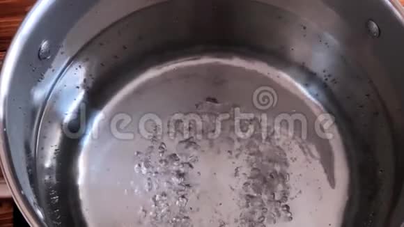 厨师将一份意大利面放入带有沸水的平底锅中慢动作视频的预览图