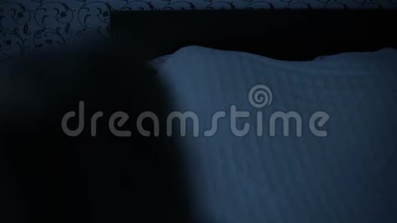 晚上穿睡衣的中弹女孩来到床上睡觉准备睡觉美国的影响视频的预览图