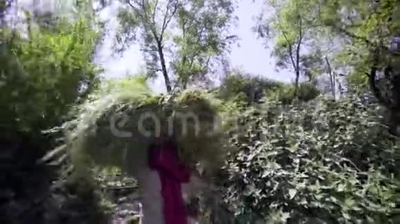 头上拿着一捆草的女人视频的预览图