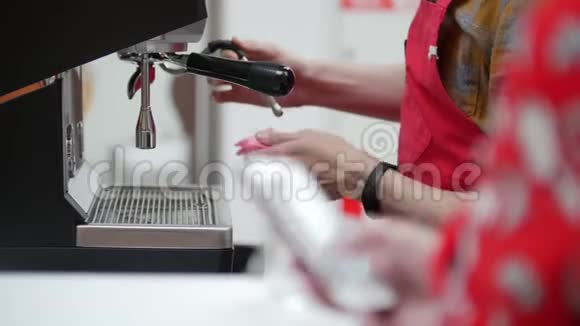 咖啡师在咖啡店擦咖啡机没有脸视频的预览图