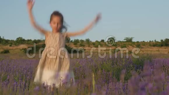 在暑假期间精彩的小女孩跳舞视频的预览图