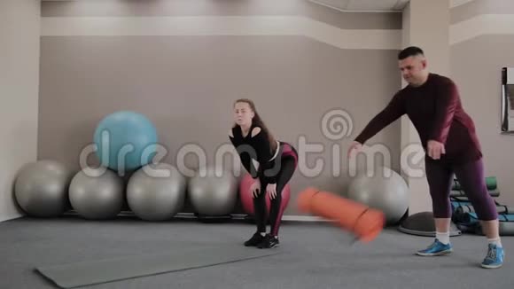 胖子女人一起在健身房训练视频的预览图
