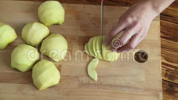 女人在木板上切青苹果超级慢动作视频视频的预览图