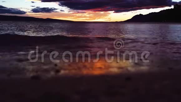 在贝奇的剪影腿上海滩上的日落视频的预览图