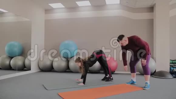 胖子女人一起在健身房训练视频的预览图