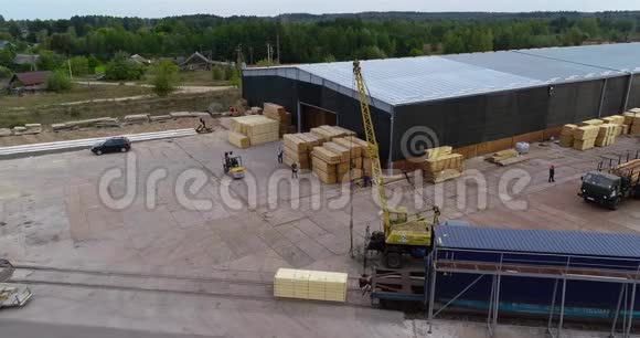 起重机在锯木厂的鸟瞰图上卸下一辆有原木的汽车这是锯木厂从空中的一般景观视频的预览图