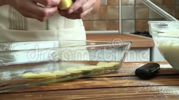 女人把切好的苹果做成准备苹果派的表格视频的预览图