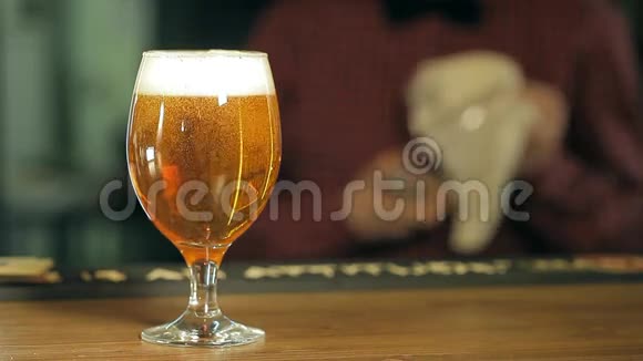 一杯啤酒放在桌子上视频的预览图