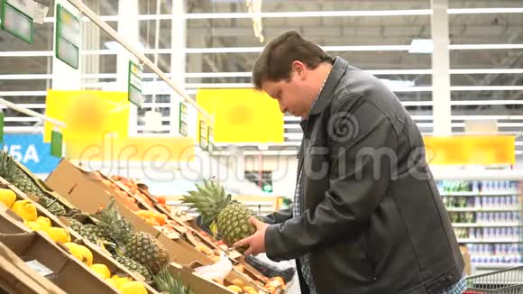 小胖子在超市里摘水果菠萝视频的预览图