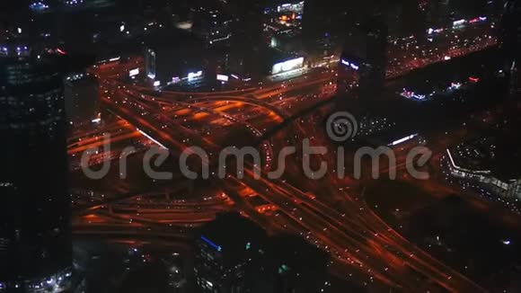 晚上鸟瞰迪拜市区从迪拜哈利法大厦124层的谢赫扎耶德公路上观看视频的预览图
