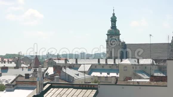 教堂和城镇屋顶视频的预览图