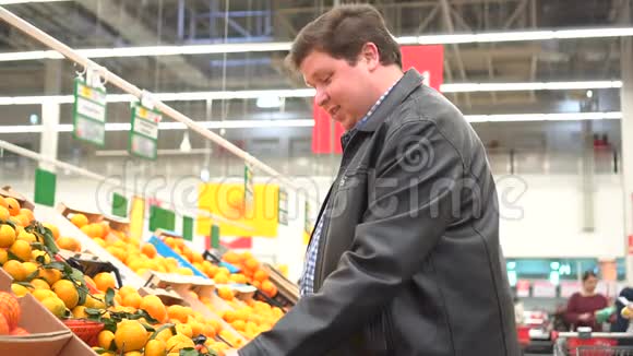 胖子在超市里摘水果橘子视频的预览图