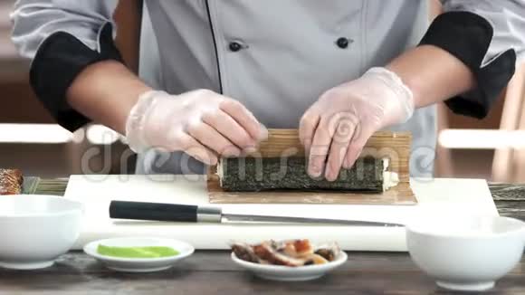 厨师做寿司卷视频的预览图