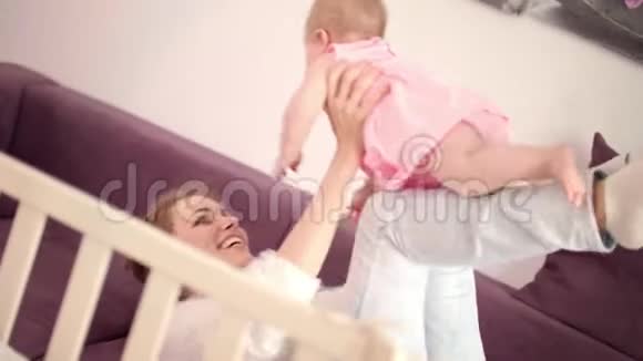 漂亮的妈妈和宝宝玩一个无忧无虑的家庭快乐的快乐女人视频的预览图
