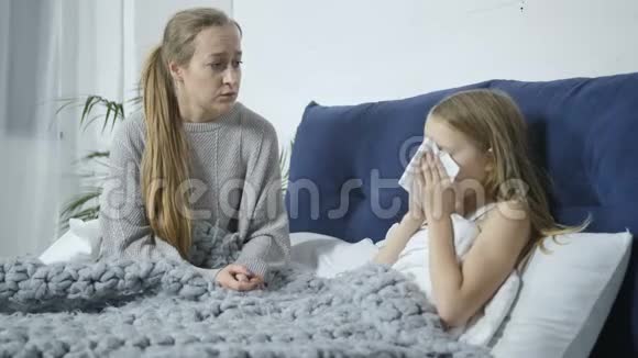 母亲在家照顾生病的女儿视频的预览图