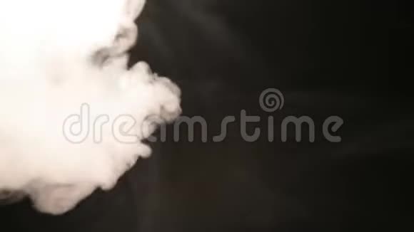 大气烟雾雾效应VFX元素雾霾背景抽象烟雾云黑色背景下缓慢运动的烟雾白色视频的预览图