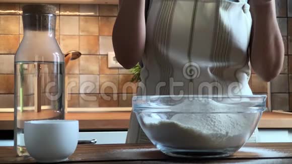 女人用勺子在面粉中加入酵母慢动作视频视频的预览图