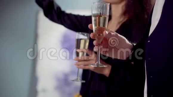 艺术和香槟视频的预览图
