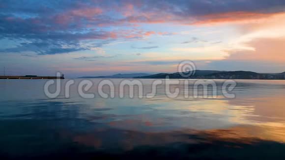 在西班牙的帕拉莫斯小镇上美丽多彩的夕阳照在水面上视频的预览图