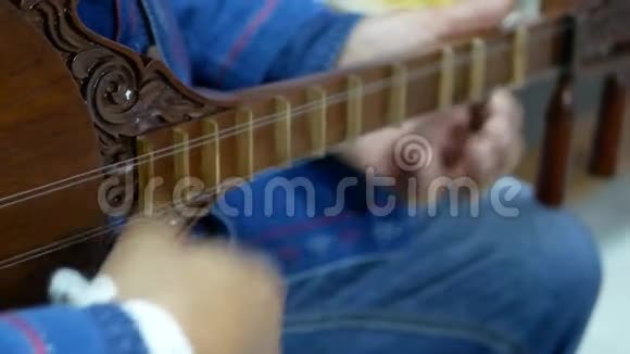 一位演奏Seung的音乐家的手从泰国北部的兰纳地区摘下琵琶由硬木制成视频的预览图