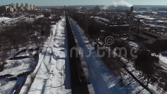 冬季铁路车厢旅客列车的俯视图空中射击4K视频的预览图