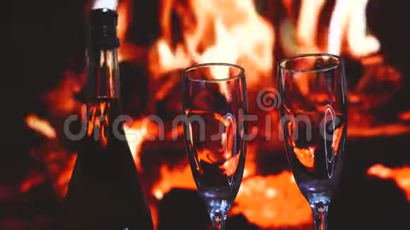 篝火旁的香槟情人节视频的预览图